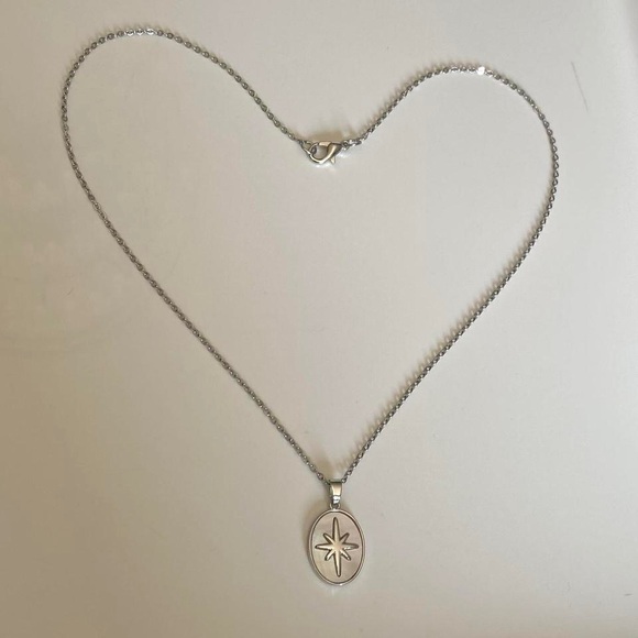 Silver Oval Star Pearl Pendant Necklace! - Picture 2 of 4